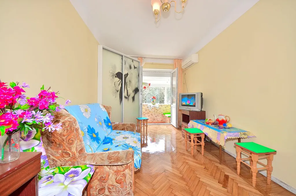 Видовая 1-комнатная квартира ,с балконом на набережной в Ялте