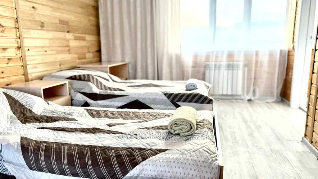 Трехместный уютный номер с видом на Байкал и возможностью доп места