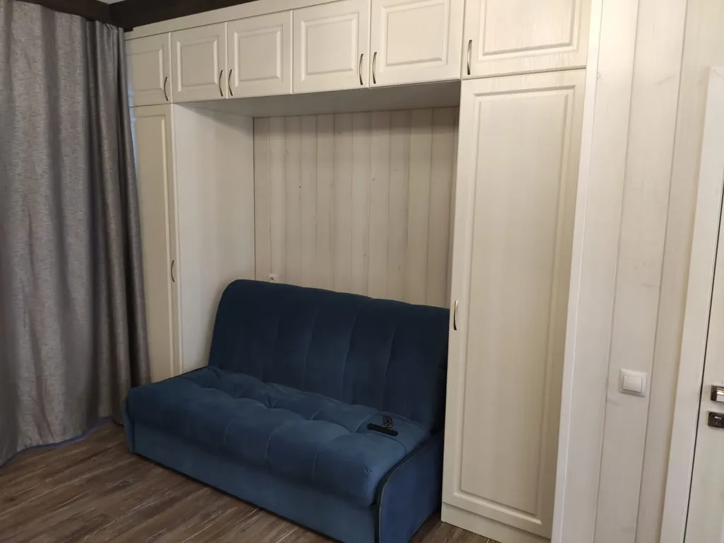 Танхаус камином трёхэтажный, с балконом, 3 комнаты не изолированные.