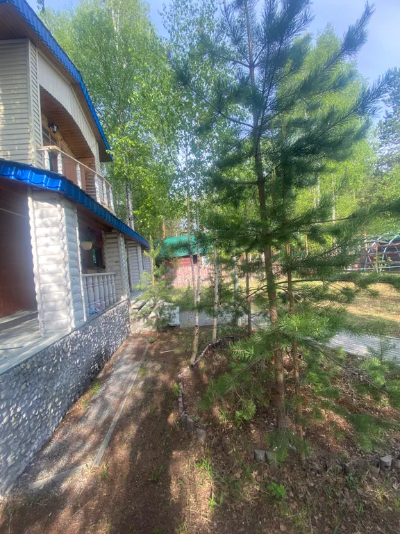 Уютный домик на берегу реки