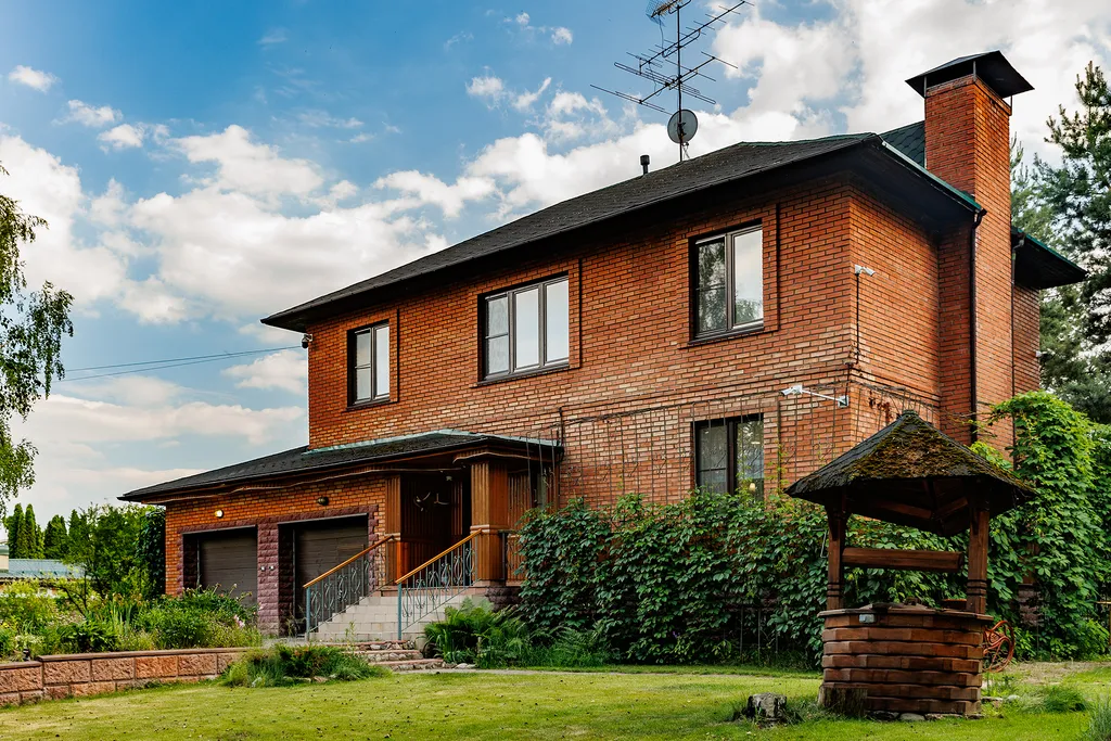 Современный дом с бассейном и сауной для большой компании