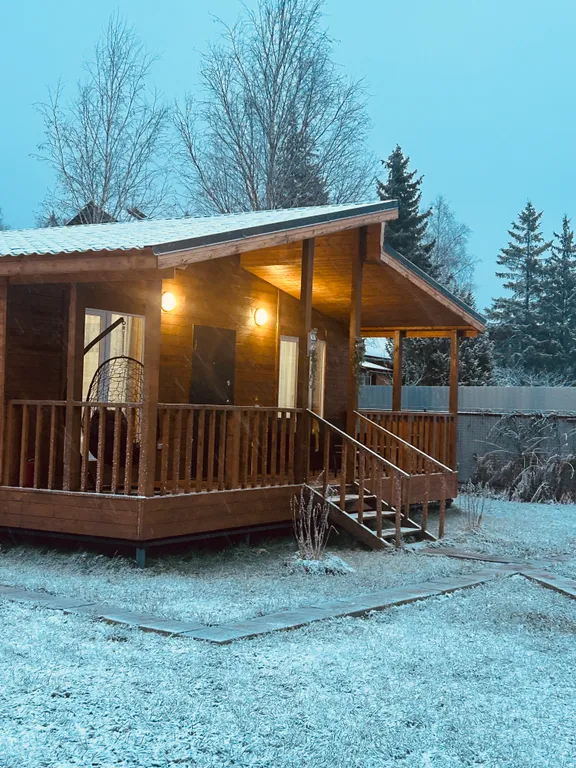 Дом с верандой с баней на участке 10 соток