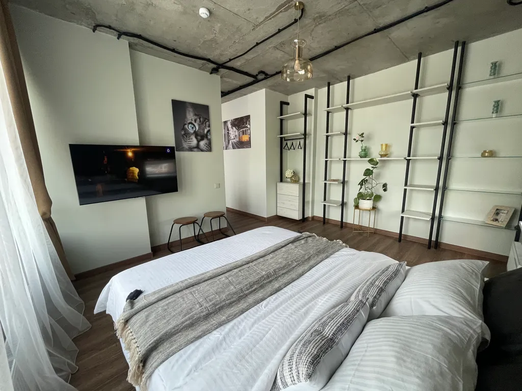 Просторная и светлая квартира с огромными окнами