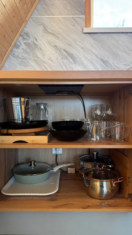 Уютный дом в лесу у озера вблизи от города