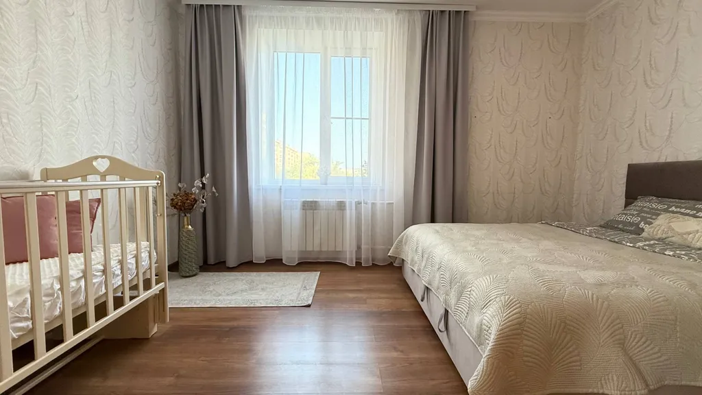 Семейная 2-комнатная квартира с детской кроваткой