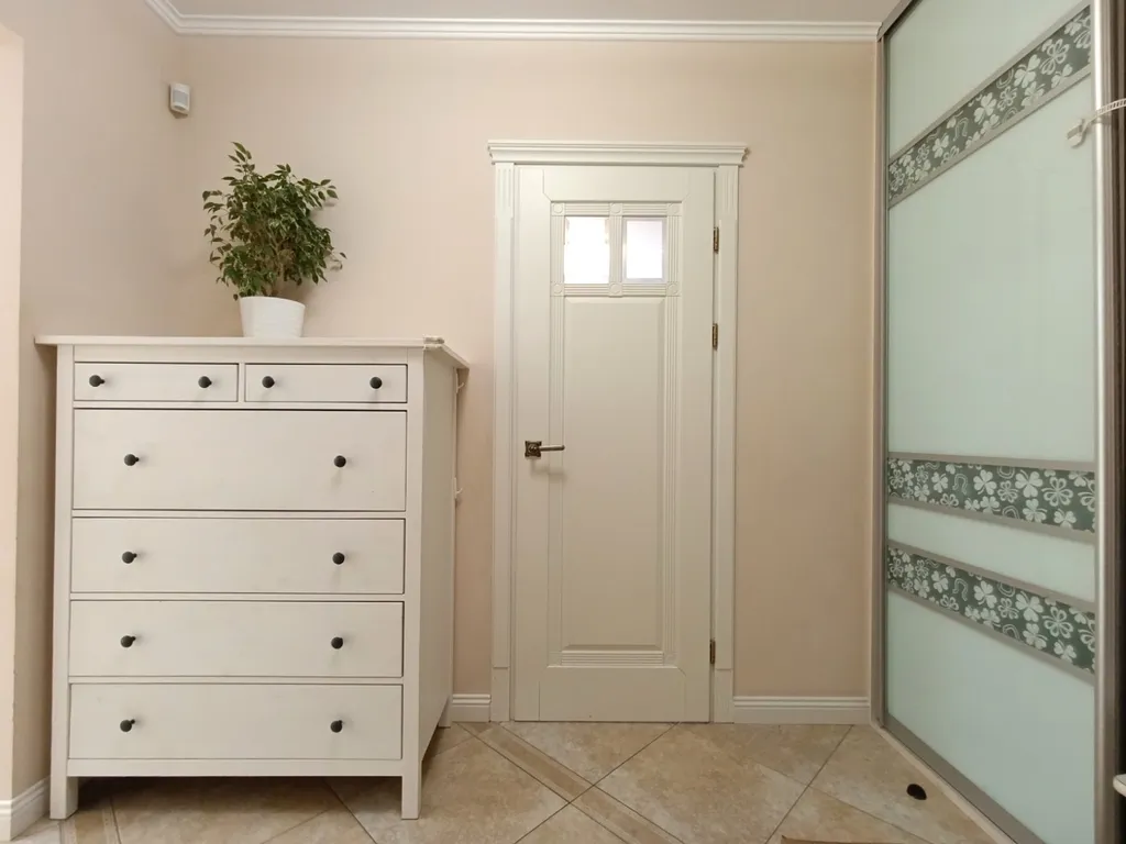 Светлая трёхкомнатная квартира у метро, 4 станции до центра, парковка