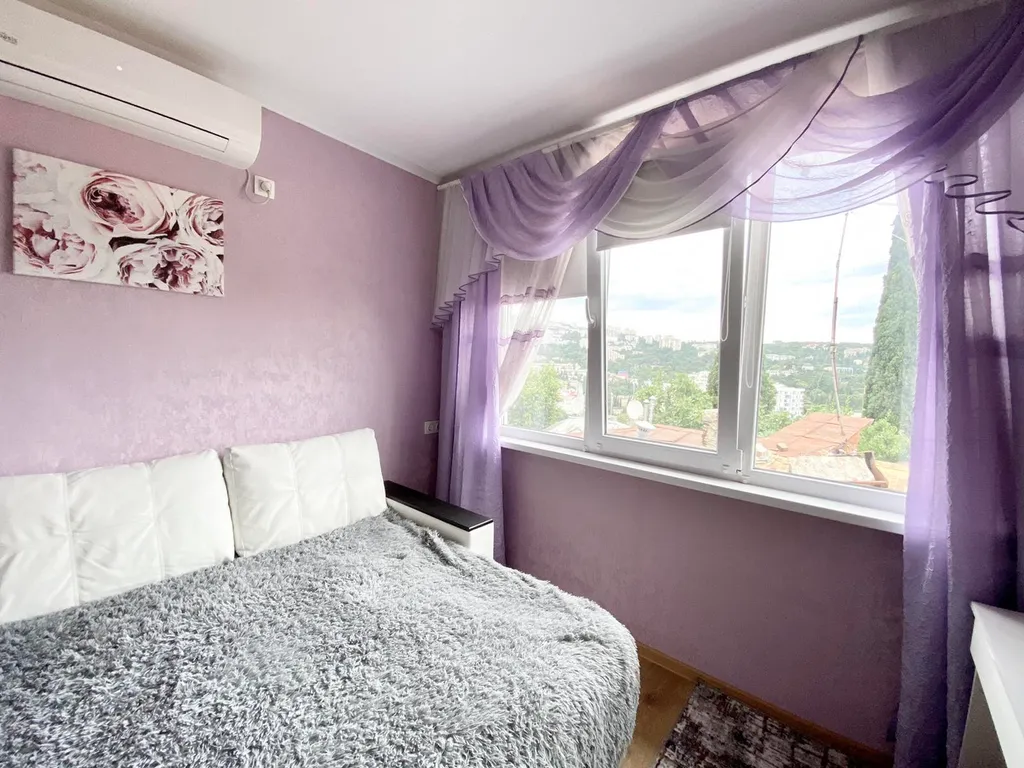 Уютная двухуровневая квартира с обеденной зоной во дворе