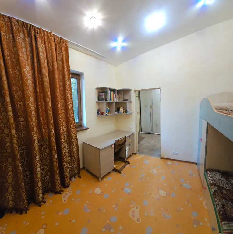 Дом в лесу с каминным деревом внутри