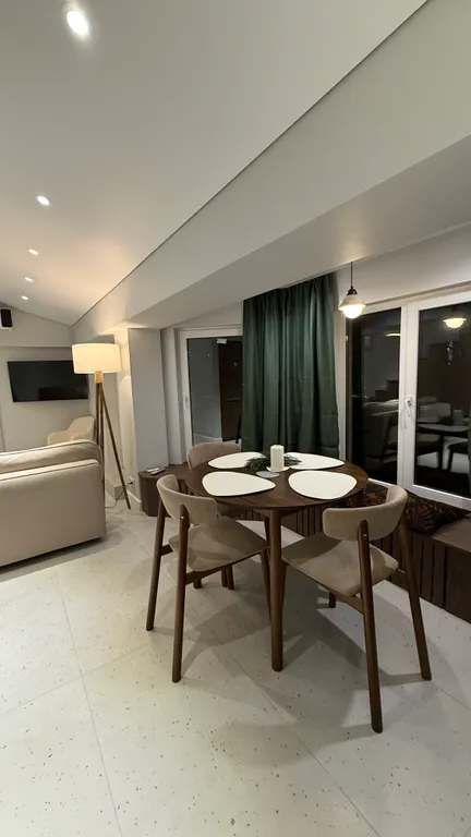 Двухуровневая квартира для семьи или компании с видом на горы