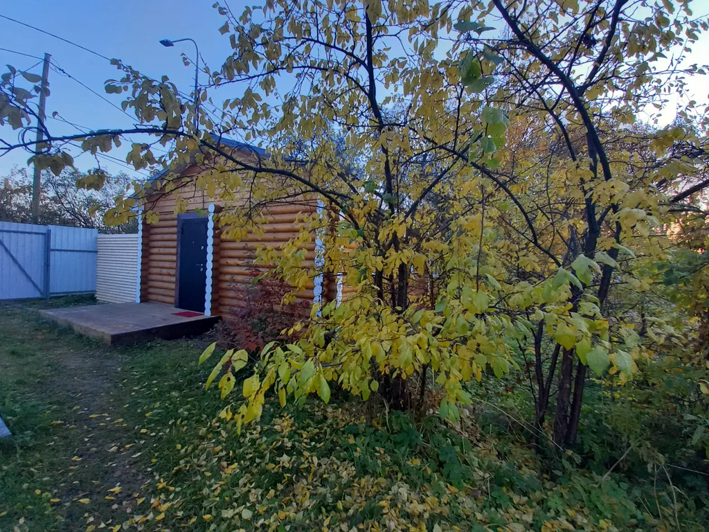 Домик из сосны в городе  С.