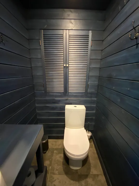 Smaland Musta House на берегу реки