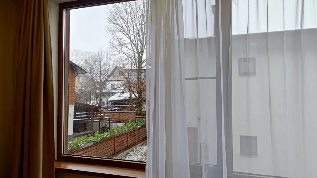 Идеальная и комфортная студия в центре красной поляны. Большое окно