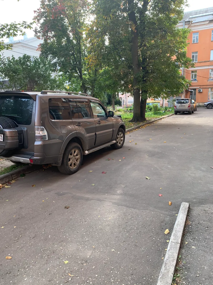 Так паркуются машины во дворе