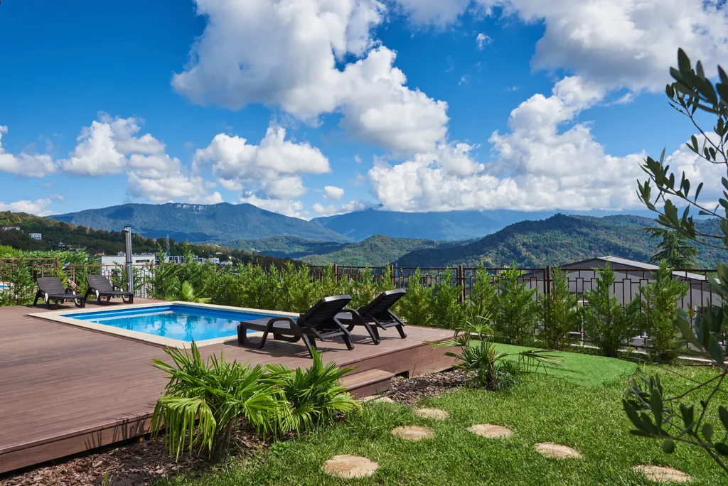 Видовой коттедж с бассейном и сауной