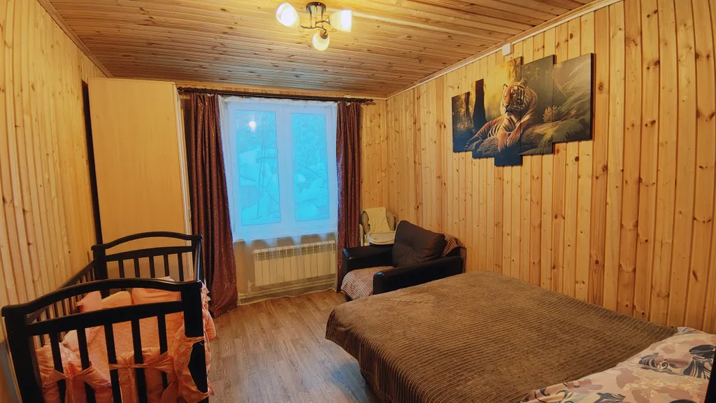 Коттедж Коттедж с баней, чаном и детской площадкой с батутом у озера, в бору — Ланино