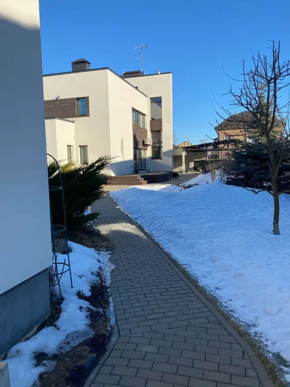 Домик с баней и террасой рядом с фонтанами Петродворца