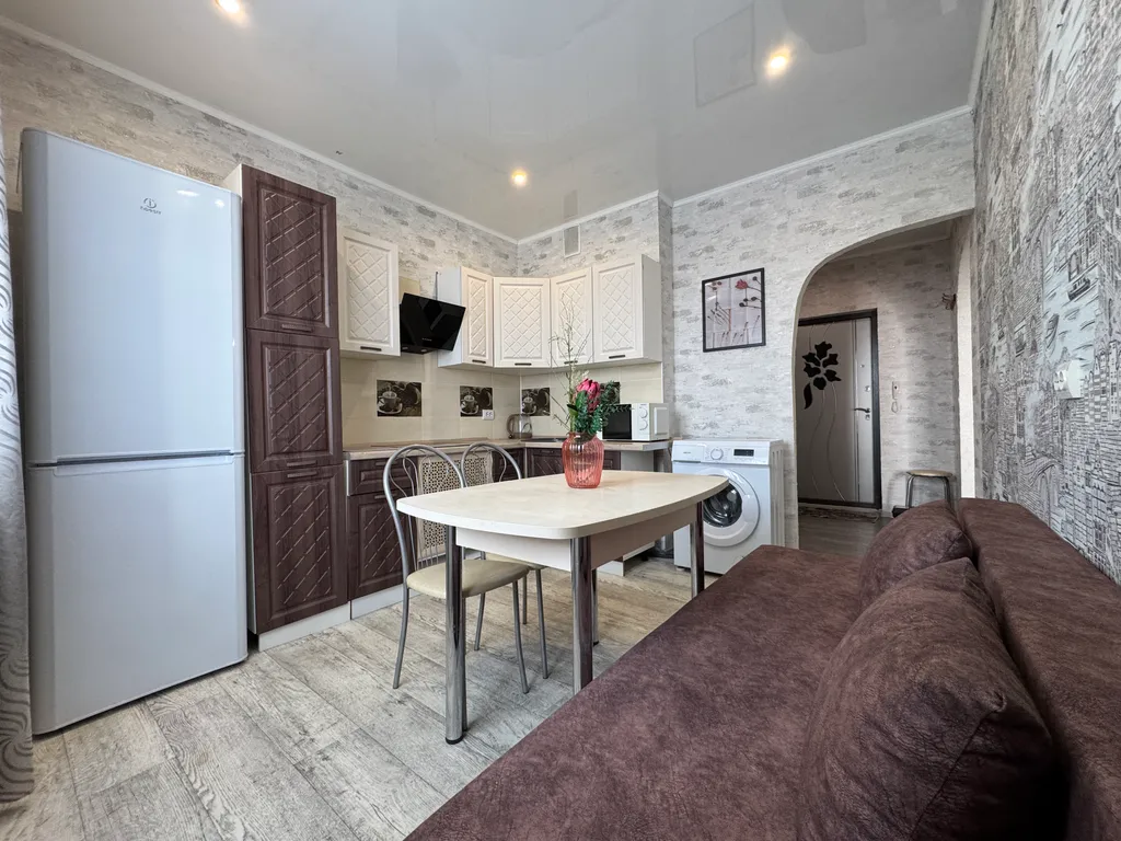 Квартира с уютным балконом и большой кроватью