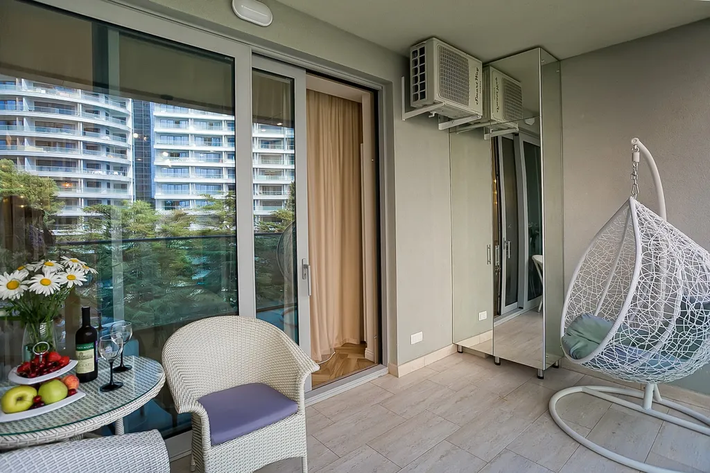 Студия с дизайнерским ремонтом в парковой зоне с террасой