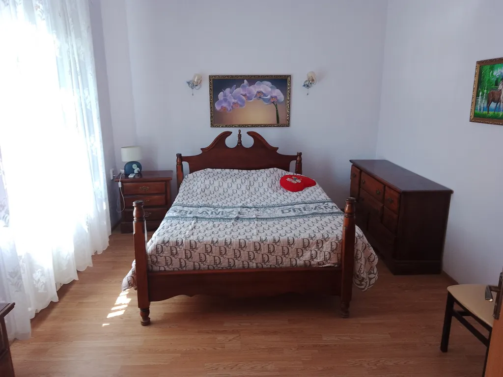 Уютный дом в пригороде с видом на море