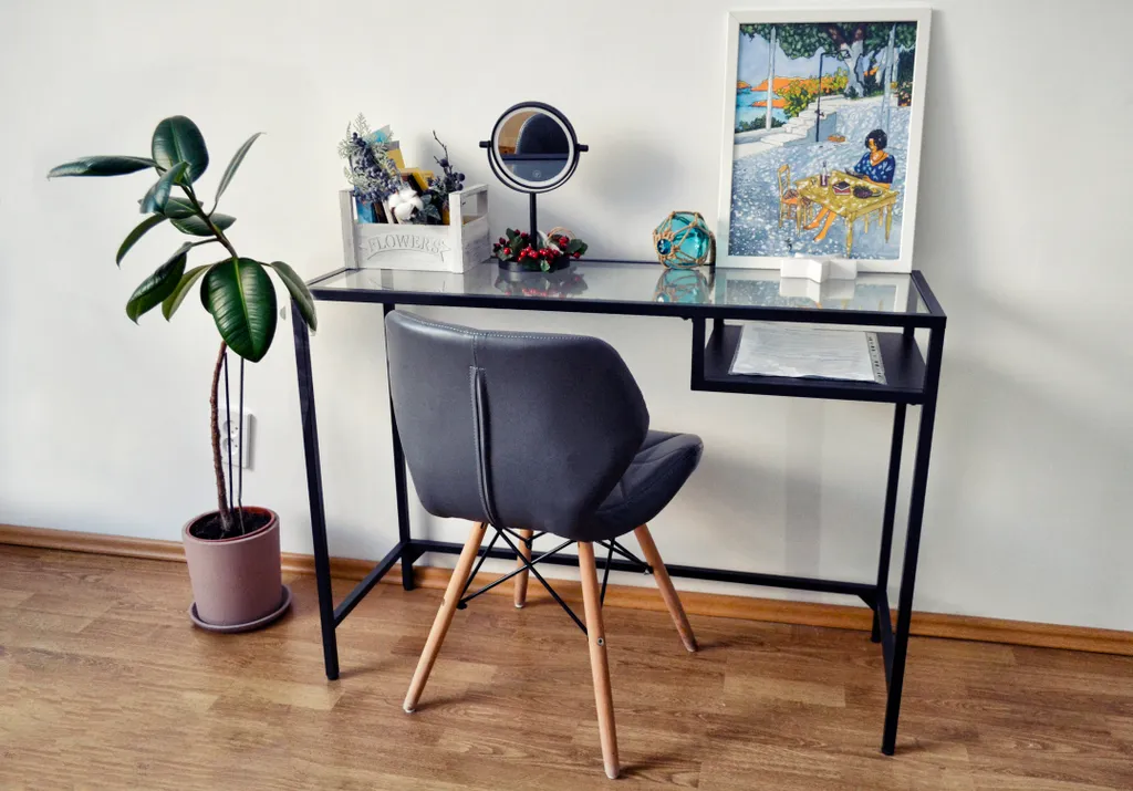 Комната в необычной квартире с видом на ручей и деревья (см. описание)