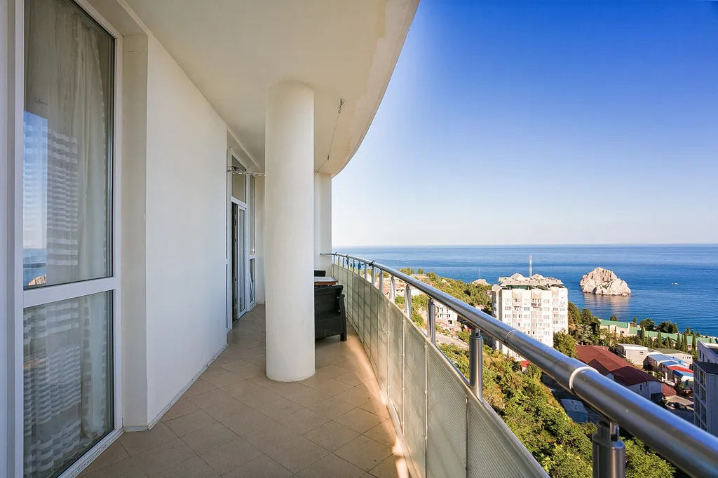 Апартаменты с видом на море и горы рядом с Артеком в Белом доме