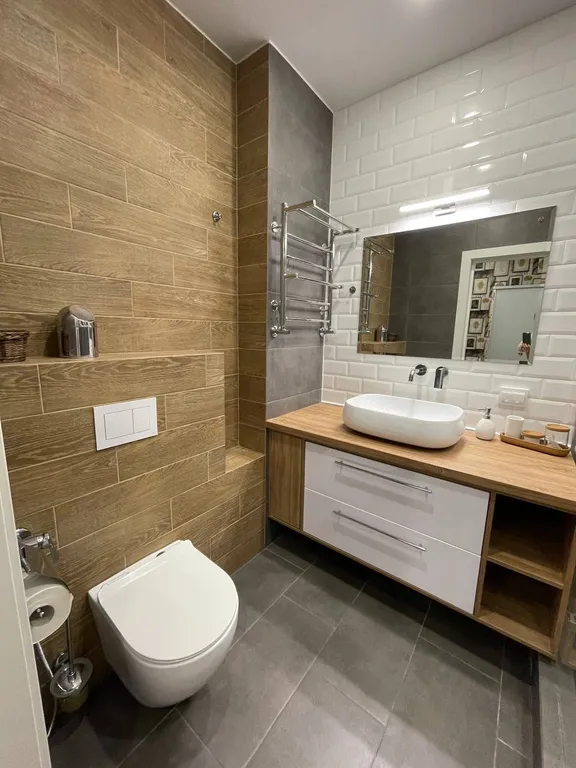 Солнечная стильная евродвушка в новом доме недалеко от центра города