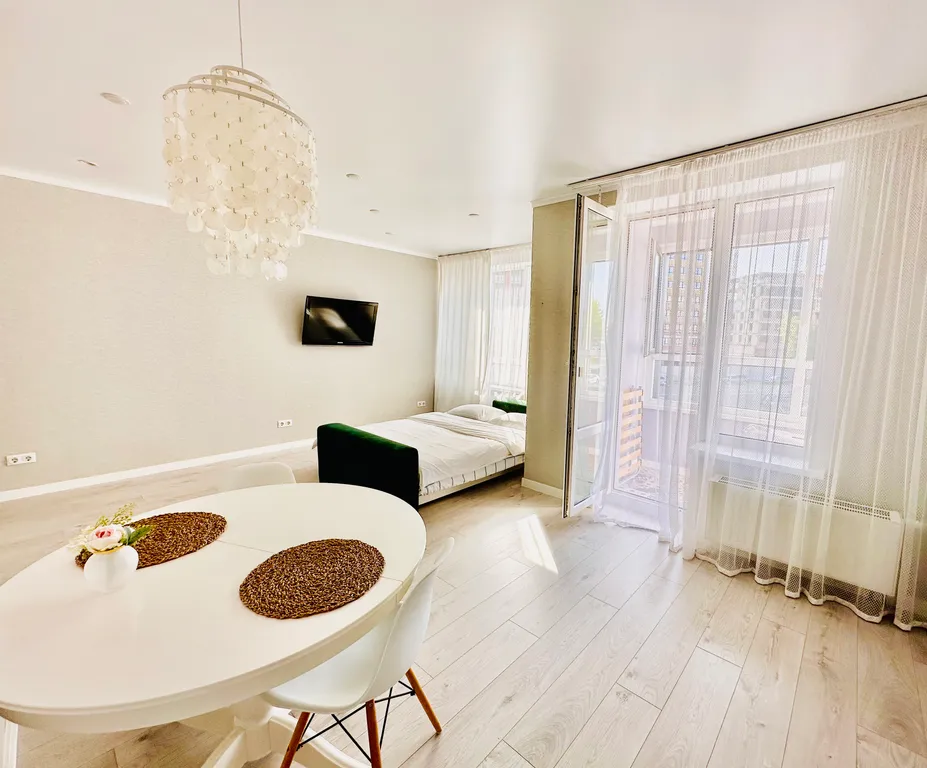 Уютная светлая квартира-студия с хорошим ремонтом в новом доме