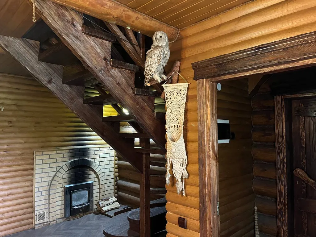 Коттедж и деревянная баня с большой комнатой отдыха