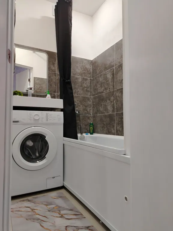 2-комнатная квартира в центре на втором этаже с застеклённым балконом