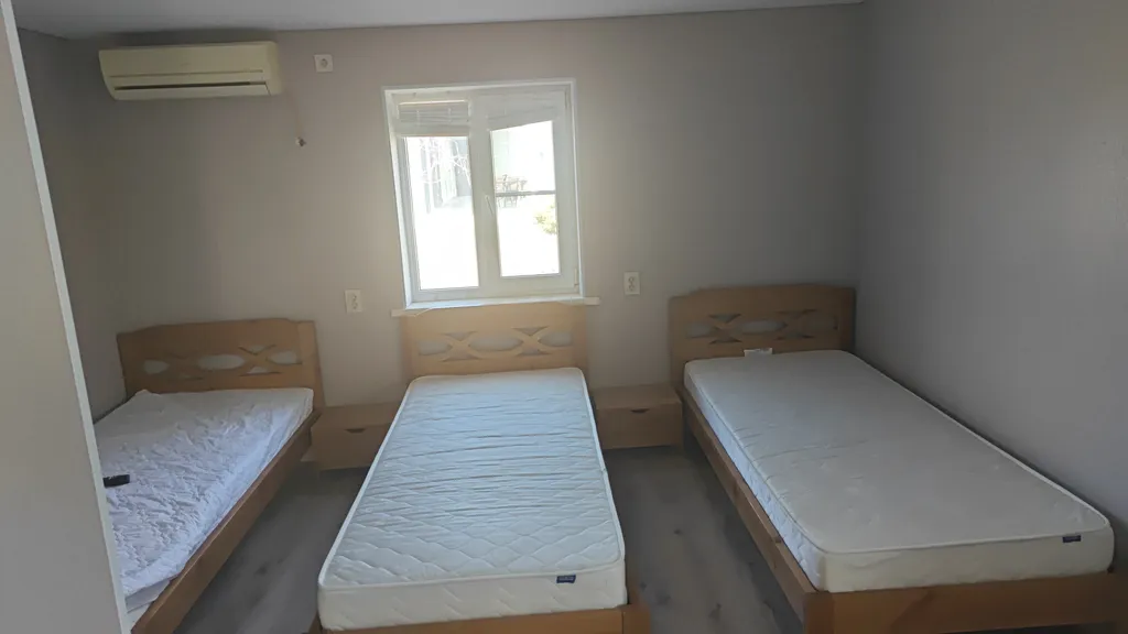 Дом с террасой около бассейна