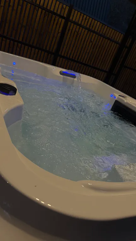 Коттедж на 6-7 человек с частной территорией и джакузи Aspen Bloom