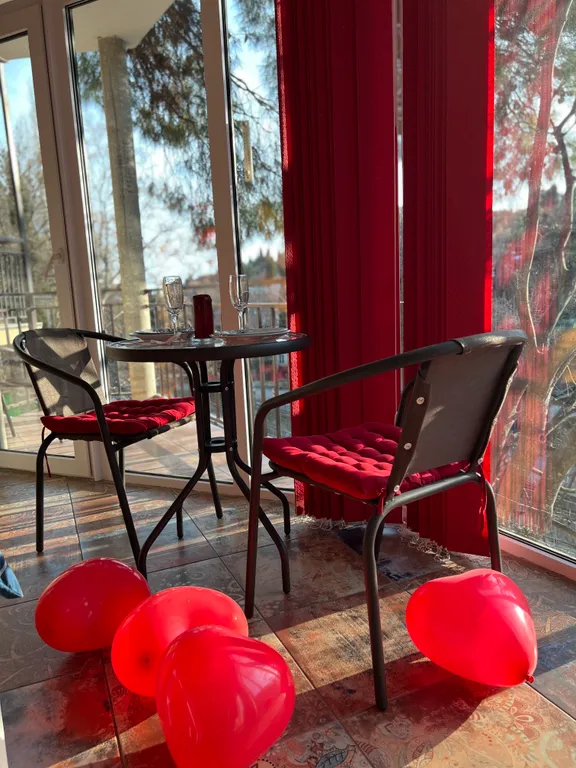 Студия с панорамными окнами и видом на горы