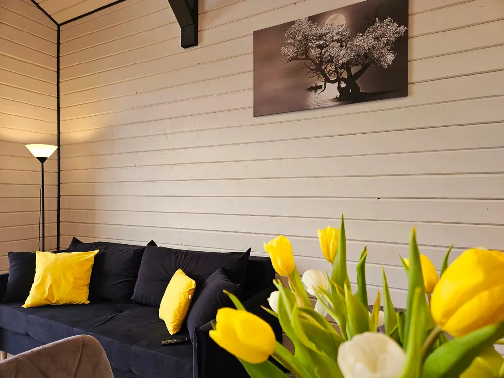 Дом с большой террасой, панорамными окнами, банным чаном и сауной