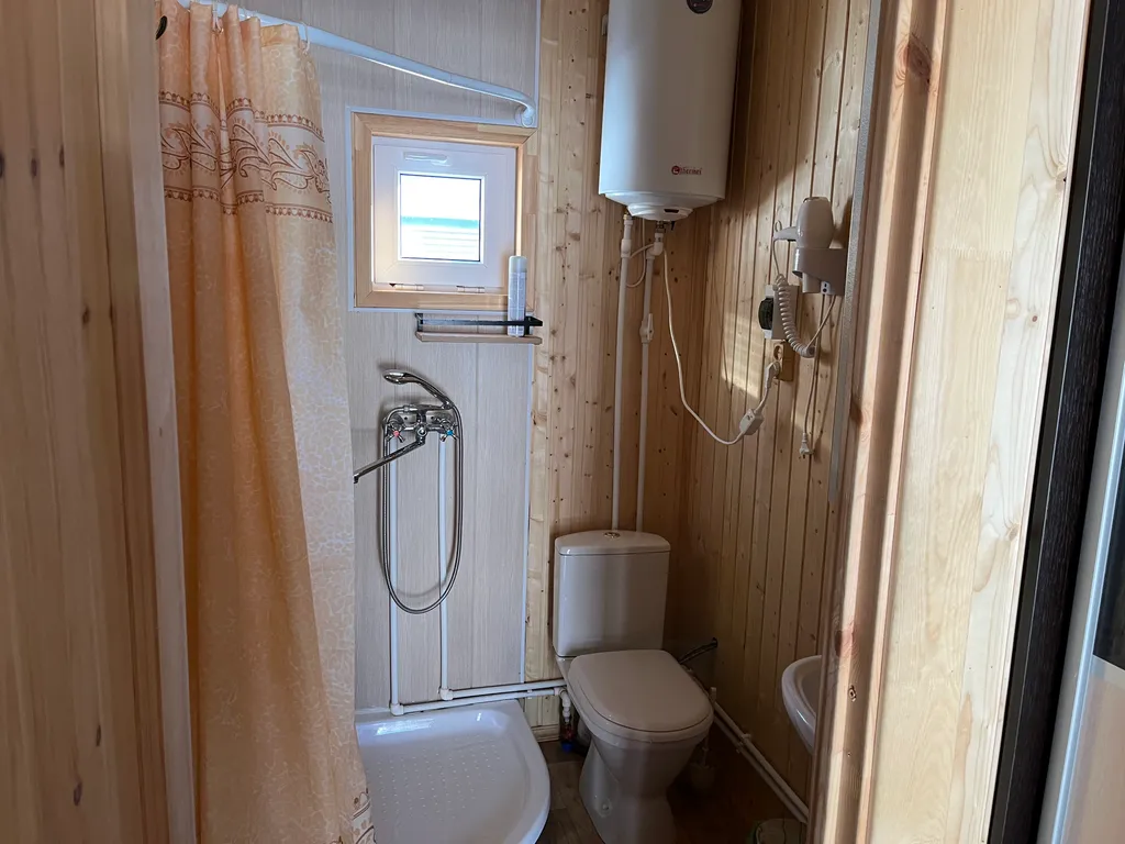 Коттедж Отделенный деревьями от других новый дом с полноценной кухней — Архыз