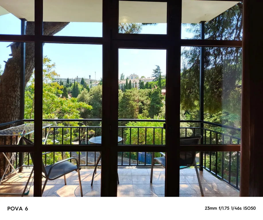 Студия с балконом и панорамными окнами