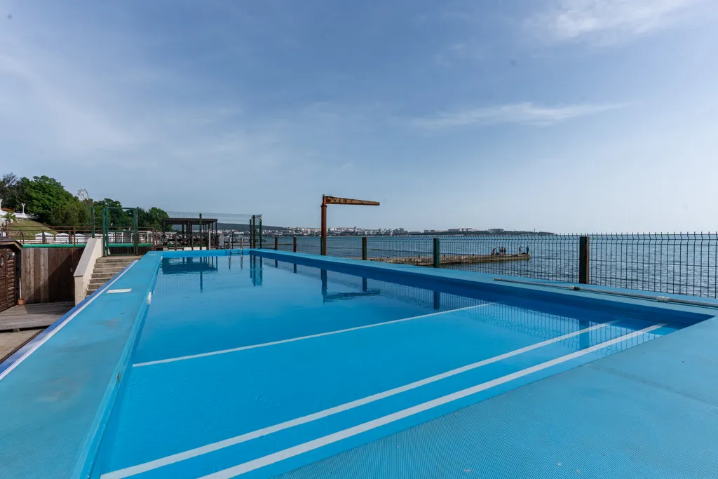 Эллинг на берегу моря