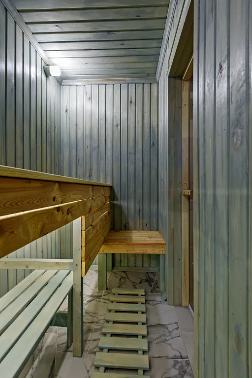 Grey House с дикими зайцами