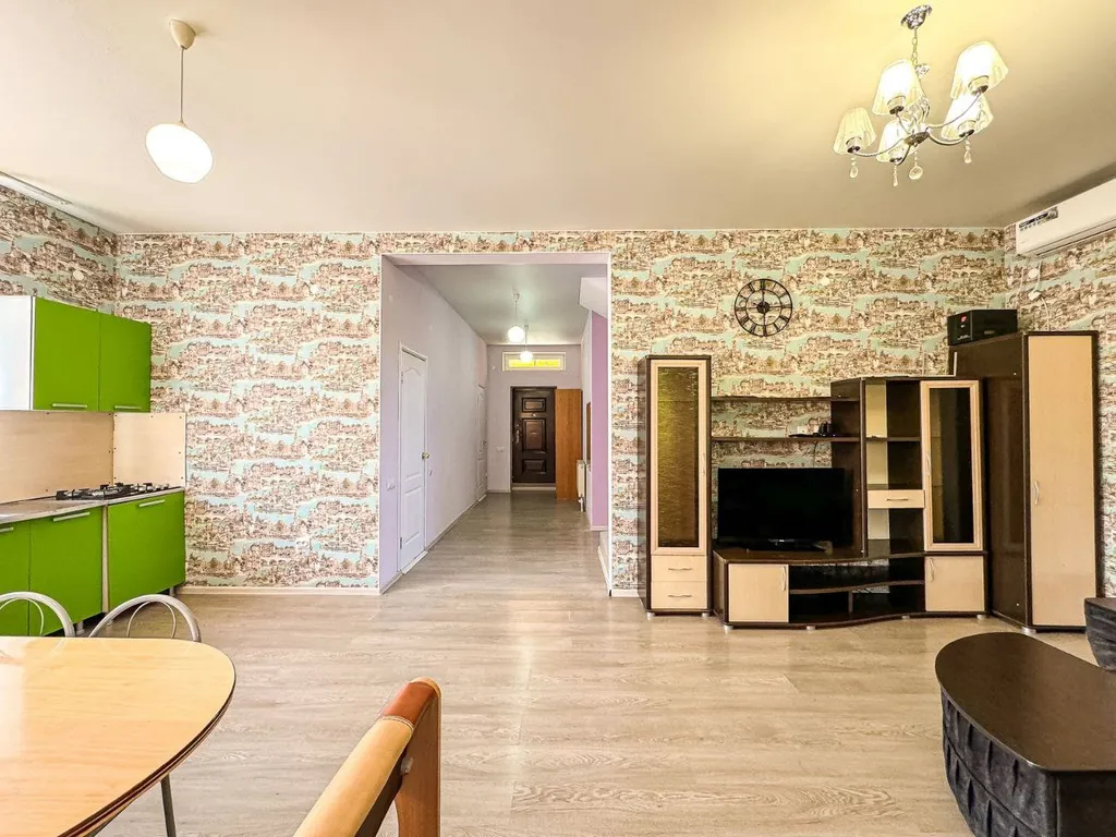 Новый дом с бассейном, садом, мангальной зоной и закрытой территорией