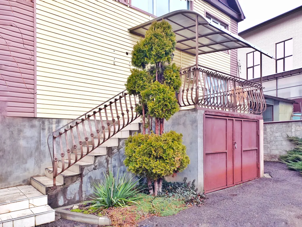 Апартамент напротив парка Победы, с отдельным двором, гараж