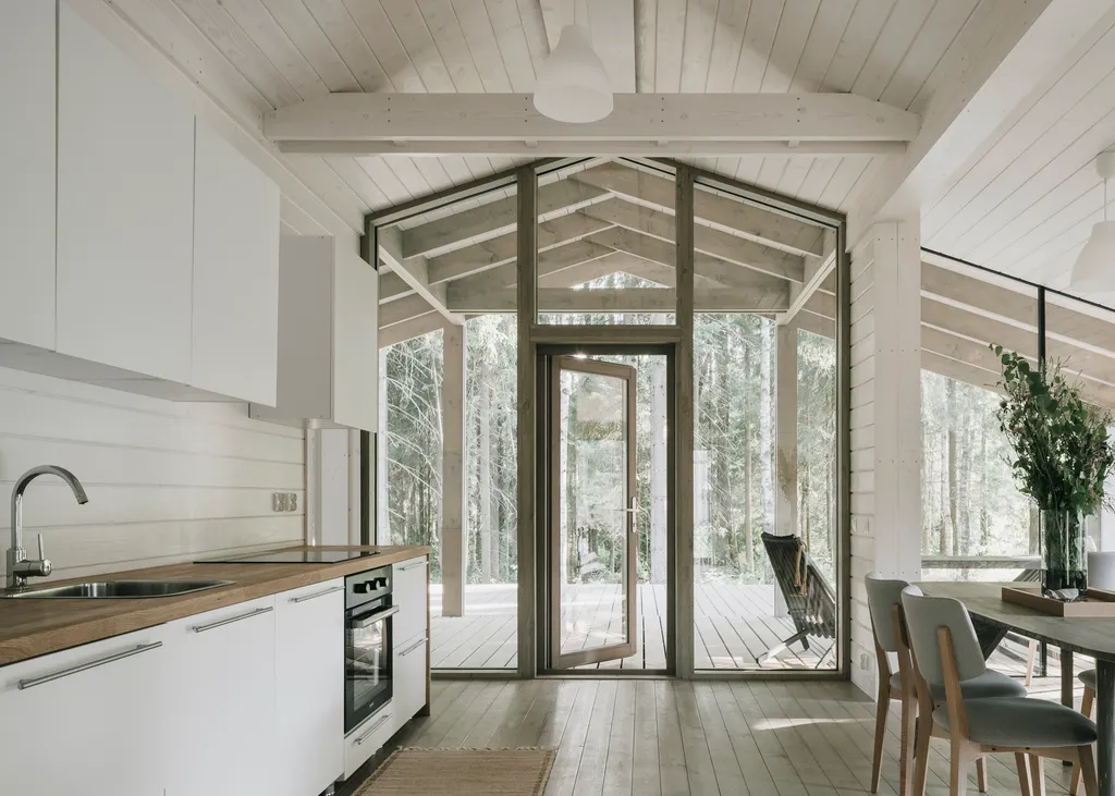 Загородный дом с террасой, баней и видом на лес