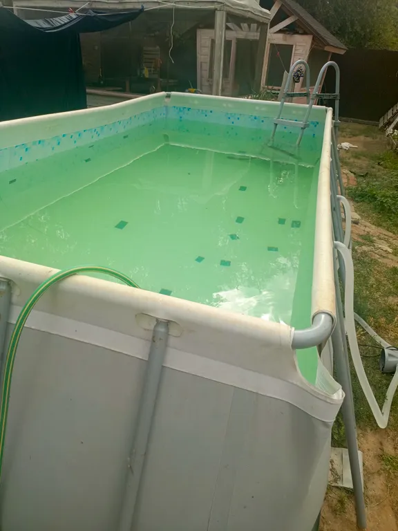 Большой дом с бассейном, просторным залом беседкой и детским домиком