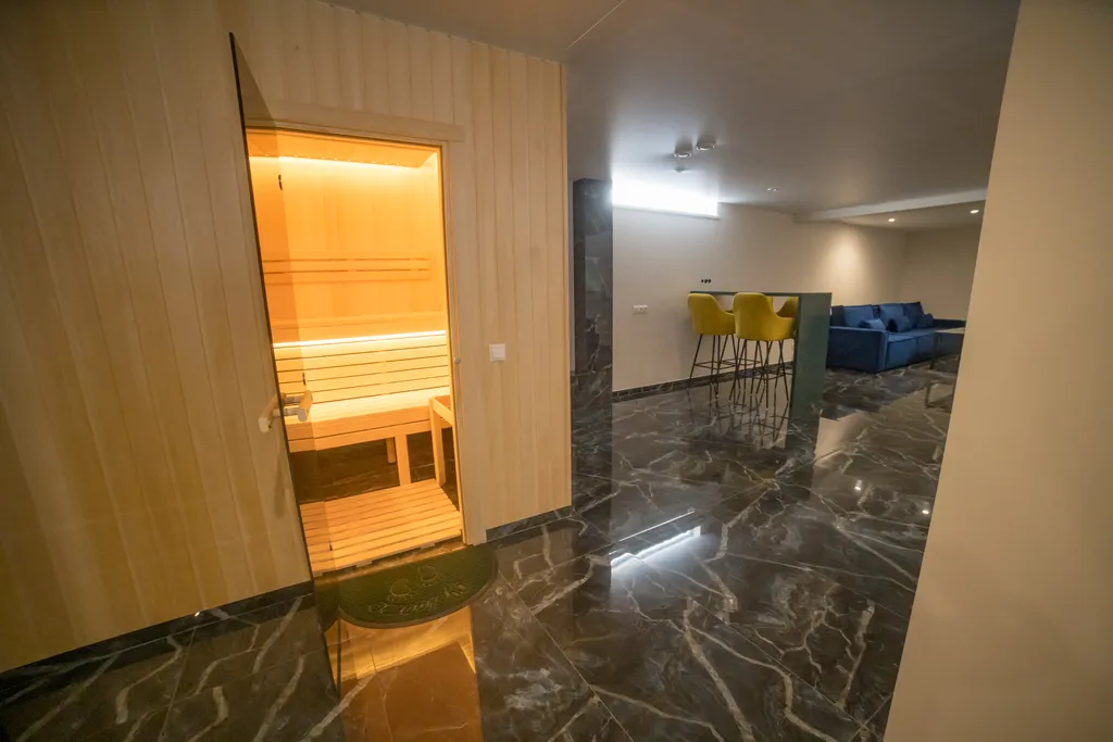 Роскошный дом с бассейном и сауной