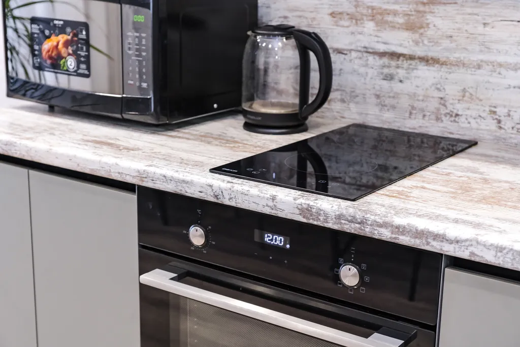 Рядом ТЦ Острова и набережная реки Амур