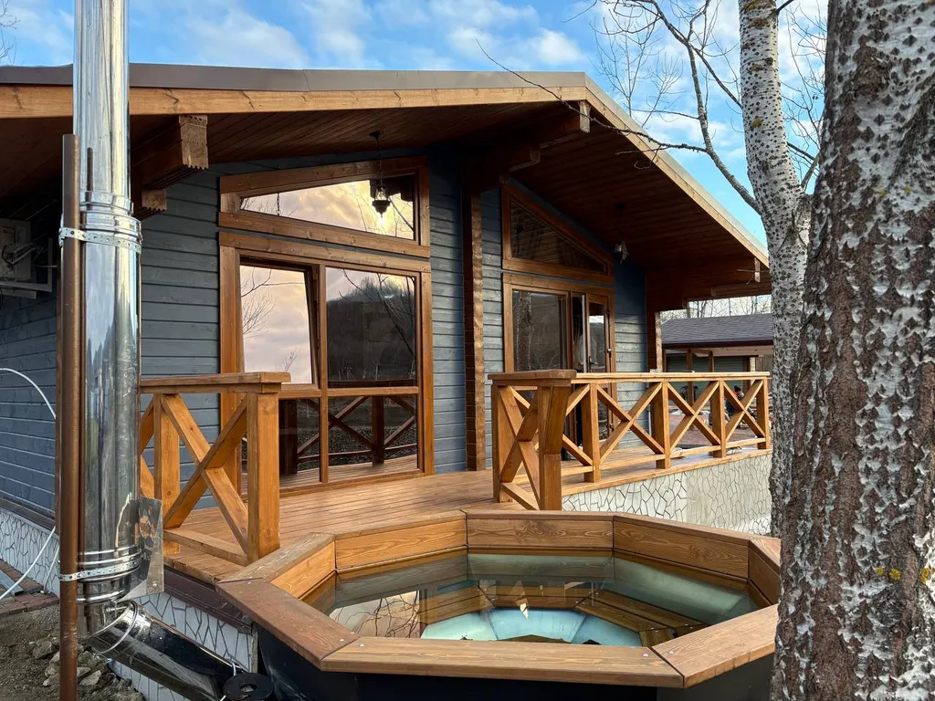 Шале в горах на берегу реки