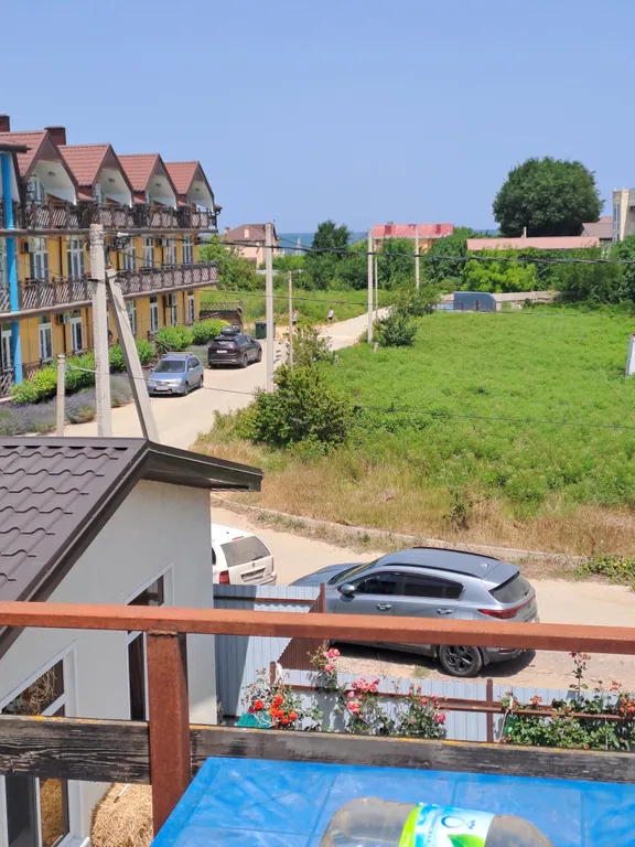 Уютная комната с видом на море