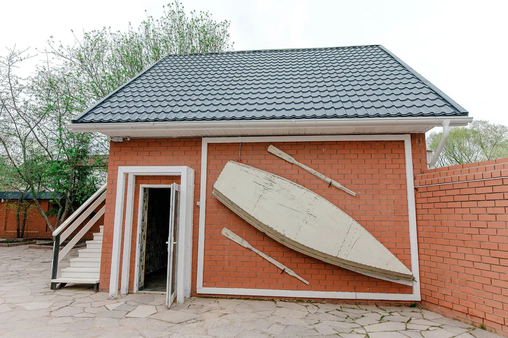 Совершенно новый дом на берегу озера с верандой и русской баней