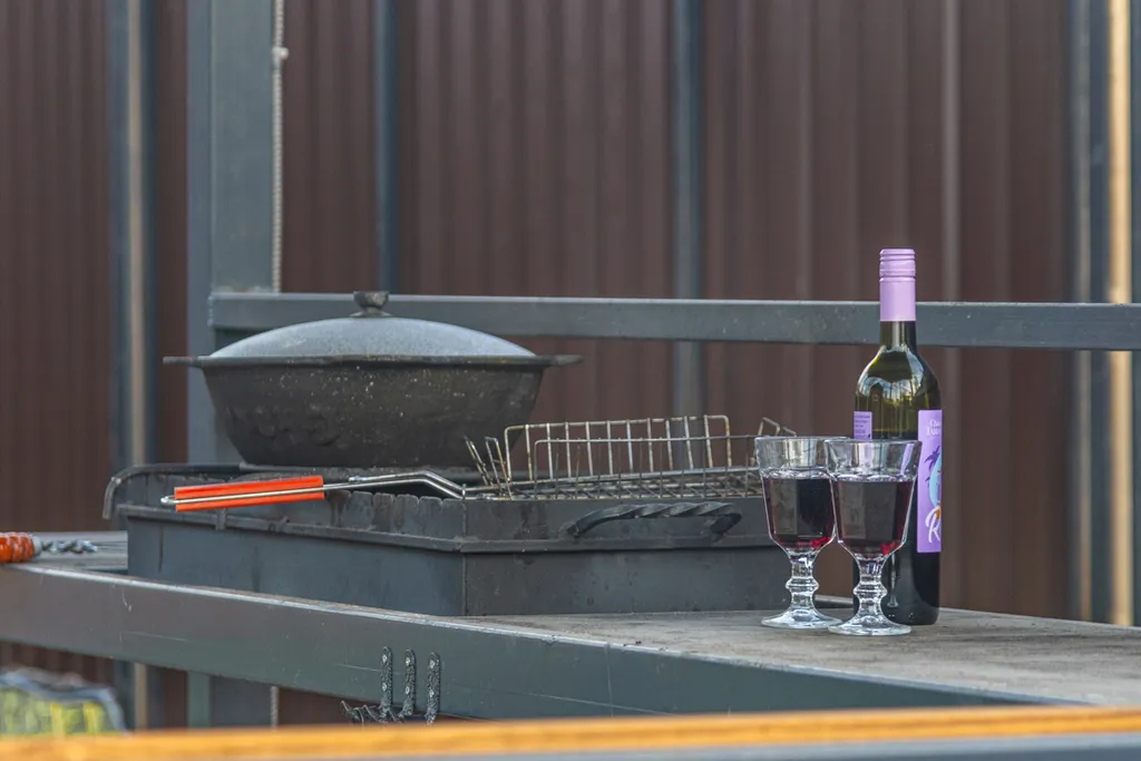 Дом с купелью и сауной, костровой зоной, мангалом и качелями