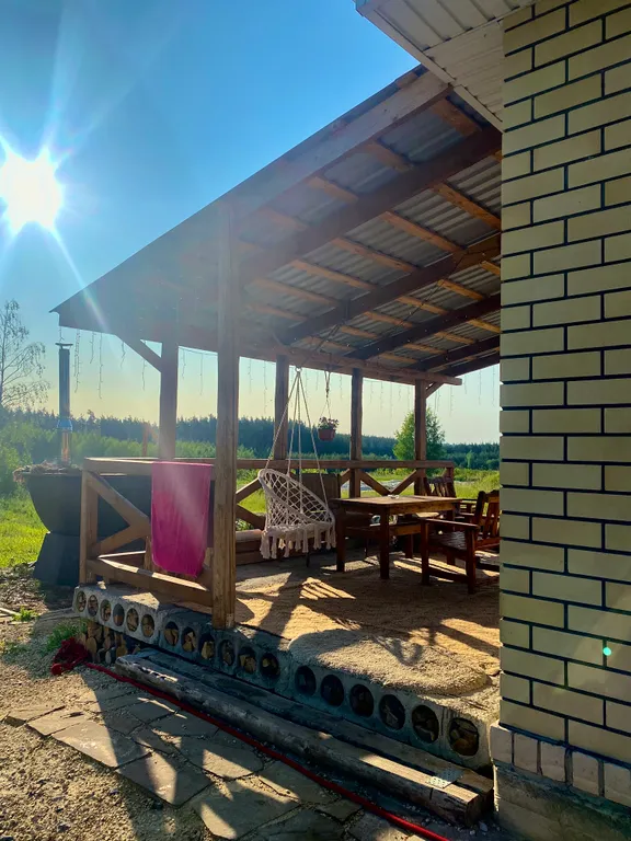 Домик в современном стиле у озера с бани и чаном