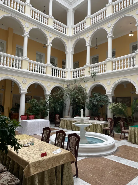 Номер в центре Ялты в 100 метрах от моря в историческом здании 1875 года