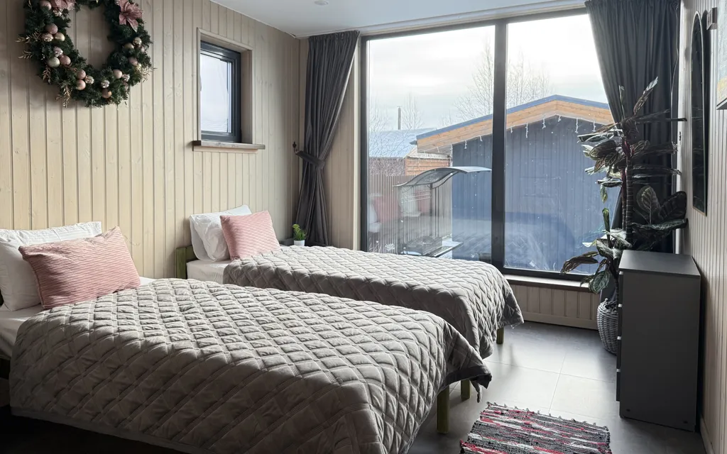 Семейный дом на берегу реки